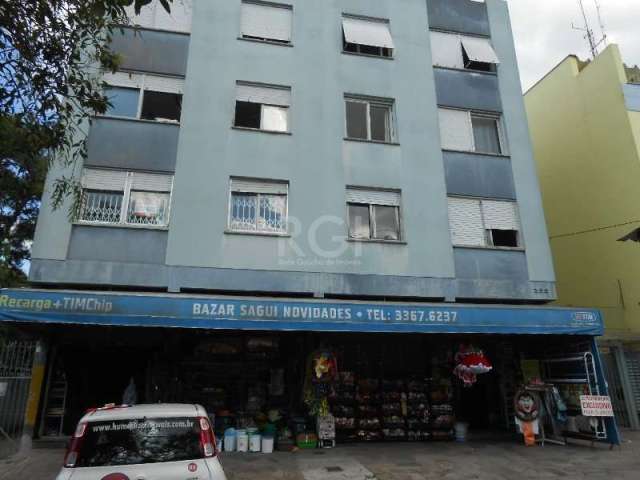 Apartamento no bairro Vila Jardim, de 51m², no 4º andar. Imóvel com 1 dormitório, sala, cozinha, banheiro, pisos em cerâmica e laminado. Condomínio com porteiro eletrônico. Localizado próximo a comérc