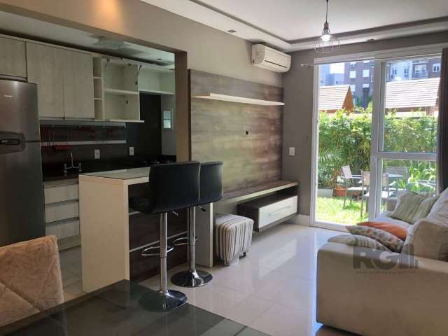 LINDO apartamento  SEMI MOBILIADO com pátio. &lt;BR&gt;2 dormitórios (1 suíte), com mais 1 banheiro social e 1 vaga de garagem escriturada. Ele ainda possui um pátio, churrasqueira, gás central e móve