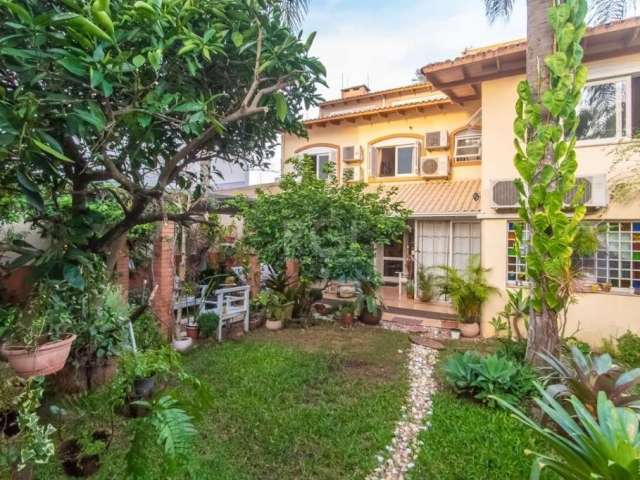 Excelente casa com 5 dormitórios sendo 1 suíte, peças amplas, estilo rústico, pátio arborizado com varanda, garagem fechada para 2 carros com espaço para salão de festas. Lareira, churrasqueira e ampl