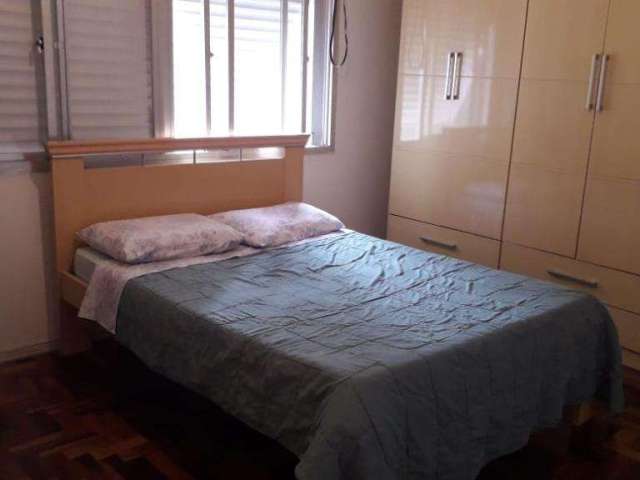 Vende apartamento 3 dormitórios com ótima localização, living dois ambientes, cozinha, banheiro, área de serviço, piso parquet revitalizado. arejado, iluminado. Aceita-se  troca em imóvel de menor val