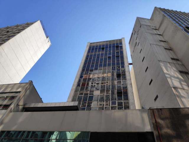 Sala na Praça da Alfandega com 170m² privativos, dois ambientes, 02 banheiros, 01 split mais ar central. Edifício com portaria e câmeras de segurança.