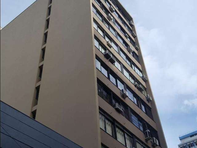 Vende duas salas transformadas em uma  com 104,56m² privativos, dois banheiros, piso laminado, iluminada, boa vista para rua, na Vigário José Inácio, edifício com portaria, 2 elevadores.