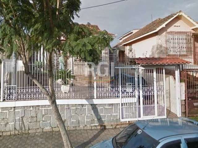 casa de três dormitórios e uma vaga na garagem no bairro Vila João Pessoa em Porto Alegre.&lt;BR&gt;Living para dois ambientes, banheiro social, copa, cozinha e pátio.