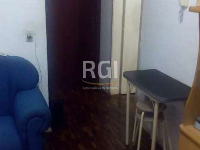 Apartamento de 01 dormitório, na Cidade Baixa, em Porto Alegre.&lt;BR&gt;Apartamento de meio, com elevador no prédio, portaria 24 h, e toda infra do bairro, possível fazer tudo sem necessidade de carr