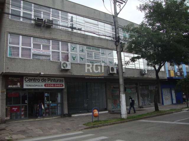 Ótimo investimento, compre já alugada!&lt;BR&gt;Ótima sala comercial no Teresópolis, no Cond. Plaza Mondrian, de frente, com 80m² privativos, reformada, e com banheiro. Iluminação natural com sol da m