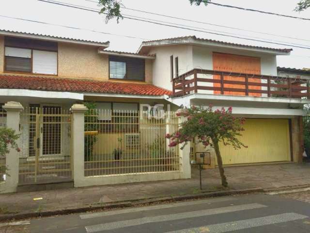 Ampla residência no Jardim Lindoia, com gradil, pátio frente e lateral. Andar térreo com hall, sala de estar, sala de jantar, estar íntimo, cozinha montada, despensa, churrasqueira, 03 dormitórios, se