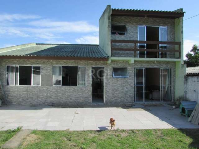 terreno que constitui uma casa de alvenaria de 100m²  de 2 dormitórios, cozinha, sala ampla, lavanderia e pátio. Em frente ponto de ônibus  e todas conduções via bairro e centro.