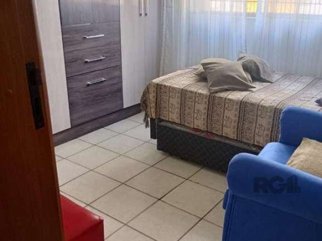 Apartamento térreo com 2 dorms, no Bairro Parque dos Maias.&lt;BR&gt;&lt;BR&gt;Lindo apartamento semi mobiliado no andar térreo, sem umidade, iluminado e ventilado.&lt;BR&gt;&lt;BR&gt;O Condomínio Gua