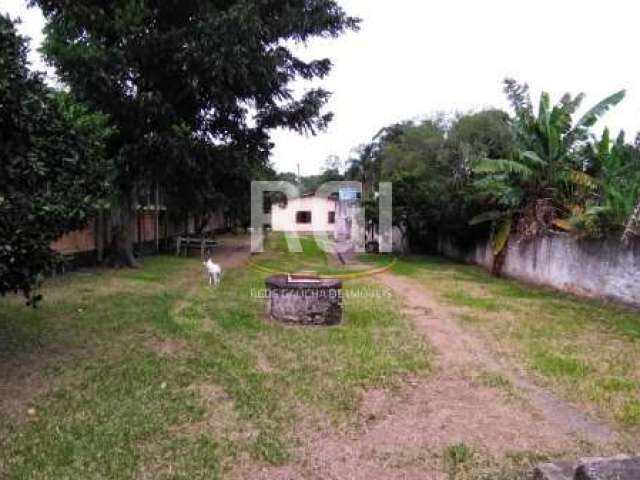 Casa de dois dormitórios, praticamente  um sítio. &lt;BR&gt;Peças amplas,  sala de dois ambientes bons, banheiro com água quente.&lt;BR&gt;Garagem fechada com portão automático.&lt;BR&gt;Portão extern