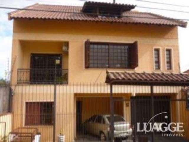 Ótima casa com 4 dormitórios, sendo uma suíte com hidro, gabinete, hall, copa cozinha, despensa, 2 depósiots, sala íntima, living 3 ambientes com lareira na parte superior, sacada em um dos dormitório