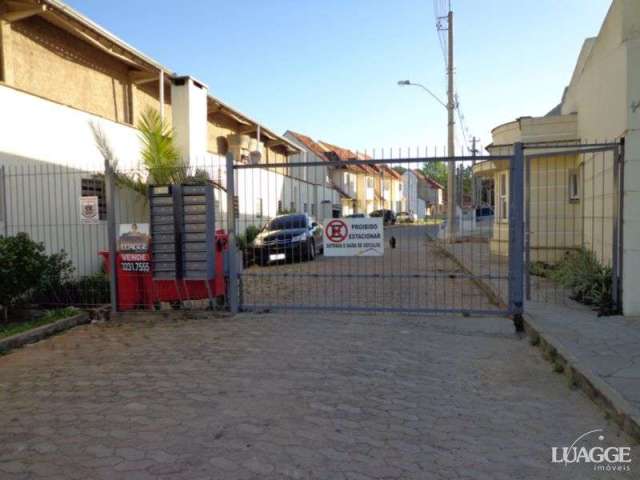 Terreno em condomínio, com metade já construído, com sobrados padrão. O mesmo possui lojas na frente, possui vista para o terra ville.