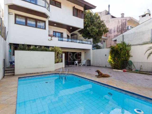 Casa no bairro Petrópolis | 4 dormitórios, sendo 2 suítes (uma suíte com closet e sacada) | 4 vagas de garagem | Salão de festas | Piscina&lt;BR&gt;&lt;BR&gt;Charmosa casa no bairro Petrópolis com cer