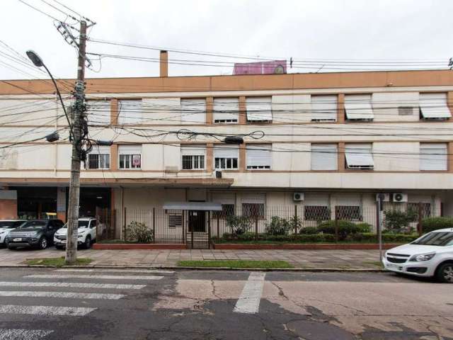 Excelente apartamento com 03 dormitórios, sala cozinha, banheiro social, dependência de empregada banheiro auxiliar, com uma vaga de garagem.&lt;BR&gt;Possui área de serviço, cozinha, sala com armário