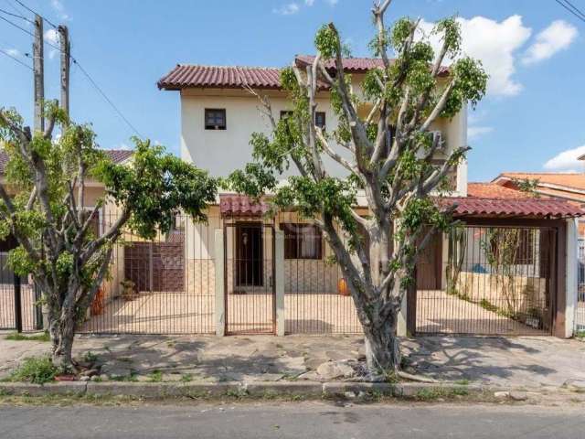 Excelente sobrado   3 dormitórios, sendo uma suite pátio com piscina e churrasqueira&lt;BR&gt;&lt;BR&gt;casa  com tres dormitórios sendo uma suite, living dois ambientes, cozinha montada, banheiro, pa