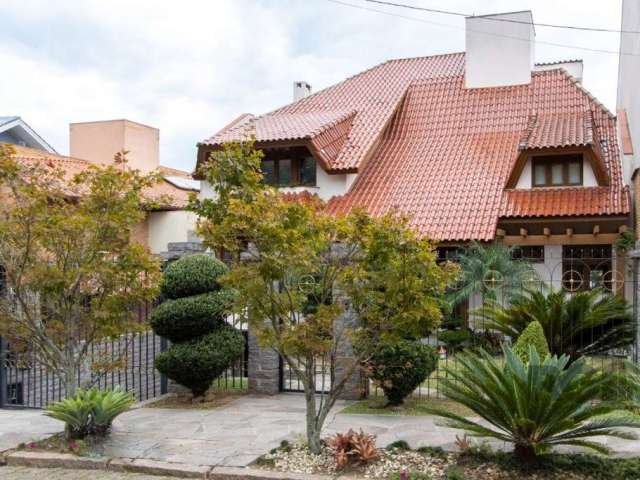 Excelente casa localizada no bairro Jardim Isabel. Casa com linda vista para o Guaíba, 4 dormitórios, sendo 2 suítes, uma máster, finamente mobiliada, ficando o imóvel mobiliado. Casa toda automatizad