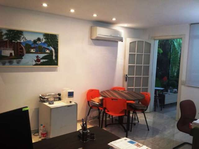 Excelente sala comercial,02 ambientes com porta de separação, banheiro,piso  em porcelanato,iluminação personalizada,sanca em gesso,split 18.000 btus, rede elétrica 110/220 v,móveis semi novos,com dua