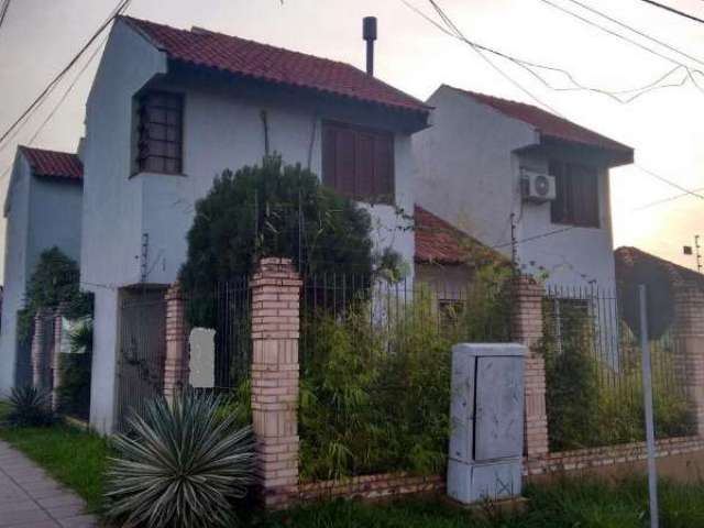 Casa 04 dormitórios, 1 suíte com hidro, living com 2 ambientes, 1 banheiro social e cozinha ampla com possibilidade sala de jantar.&lt;BR&gt;garagem com 02 vagas cobertas de estacionamento, lavanderia