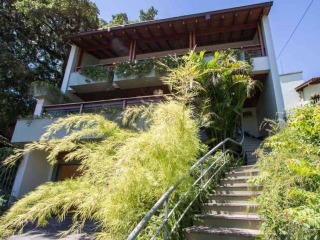 Excelente casa em localização tranquila em frente a praça no Jardim Isabel essa casa tem charme e espaço de sobra. Ótima posição solar. &lt;BR&gt;Com 04 dormitórios sendo a suíte master com closet e b