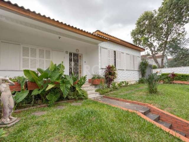 Casa totalmente com finalidade comercial ou residencial. Composta de 3 suítes, duas com escritório. &lt;BR&gt;Living 2 ambientes, sala de jantar, cozinha, lavabo, área de serviço separada. &lt;BR&gt;A