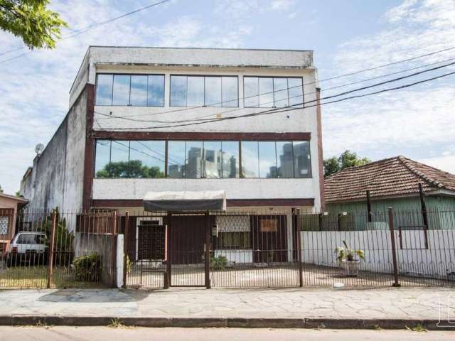 Ótimo  duplex , com 3 dormitórios  amplo living , cozinha americana com churrasqueira e área de serviço com dois banheiros  reformado . Próximo a padaria, ferragem , linhas de ônibus.&lt;BR&gt;Ótima o