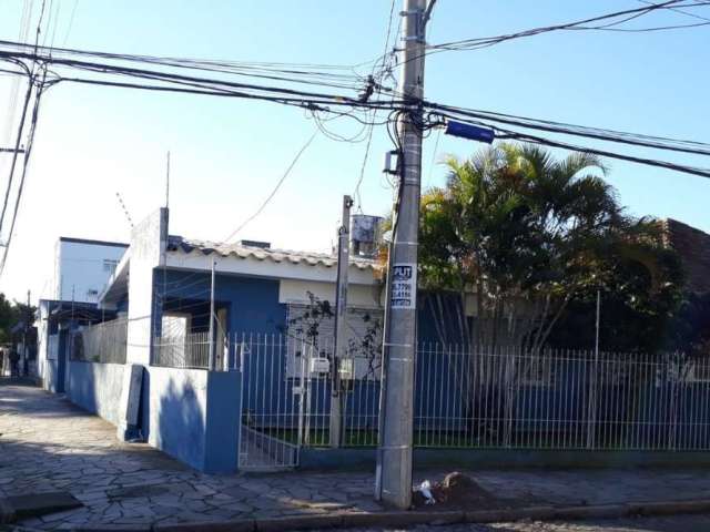 Casa térrea de esquina, com ótima localização:&lt;BR&gt;Living para dois ambientes, &lt;BR&gt;sala de jantar&lt;BR&gt;cozinha,&lt;BR&gt;banheiro,&lt;BR&gt;quatro dormitórios, sendo duas suítes&lt;BR&g