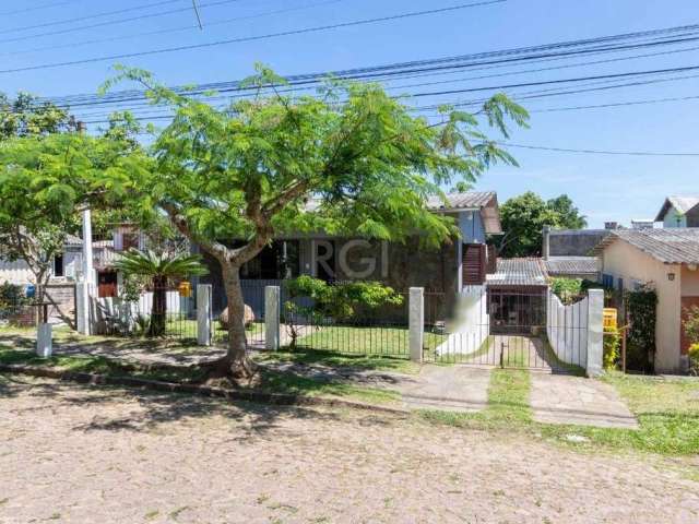 Residência contendo 3 dormitórios, sendo dois com uma suíte na casa principal, uma ampla sala de estar, espaço para lavanderia interna ou jardim interno, banheiro social e cozinha. Na casa dos fundos 