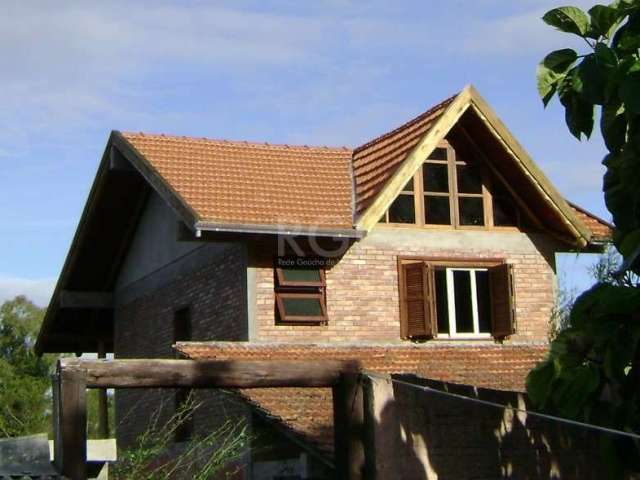 Excelente casa estilo rústico em meio a natureza, construída com materiais de demolição.&lt;BR&gt;São 3 dormitórios, cozinha americana, sala ampla com lareira de tijolos a vista, 2 banheiros, lavander