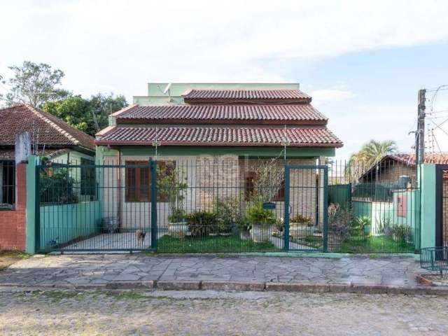 Ótima casa com 01 vaga de garagem, living 02 ambientes,  02 dormitórios, com opção para terceiro dormitório no térreo e escritório no mezanino, lavabo, copa cozinha, banho social, lavanderia, quiosque