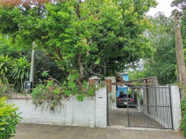 Terreno com 2 casas  na frente uma casa mista com 3 dormitórios, cozinha, área de serviço, 1 banheiro e uma sala com 3 ambientes. Nos fundos casa de alvanária com 2 dormitório, banheiro, cozinha, área