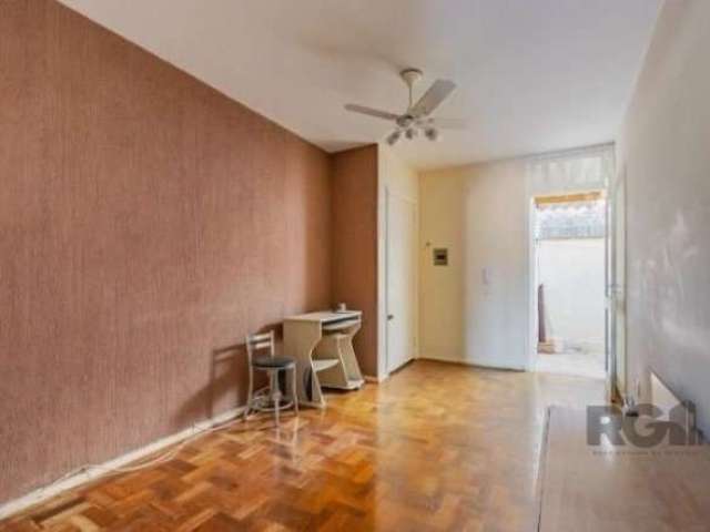 Apartamento amplo com 1 dormitório, sacada e split, living para 2 ambientes, cozinha toda em piso frio e com mobília planejada, área de serviço separada com amplo pátio nos fundos, banheiro social. Pi