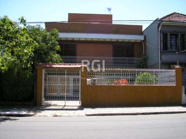 Excelente casa à venda em Niteroi, Porto Alegre. Com 5 quartos, sendo 1 suíte, 4 banheiros sociais e 6 vagas de garagem. Possui uma área total de 524.96m². A casa conta com infraestrutura completa, in