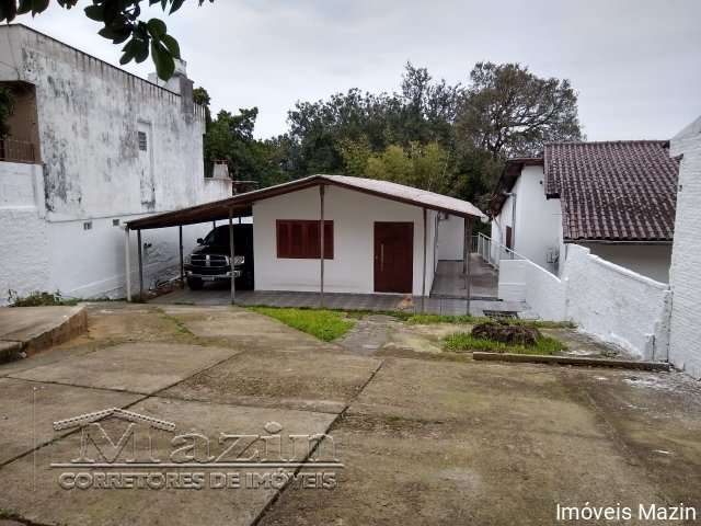 Casa com 2 dormitórios, sala, cozinha, 2 banheiros, lavanderia. Possui ar condicionado e algumas mobílias. Terreno de 16 x 45. Próximo ao Zaffari da Cavalhada, ônibus e lotação na frente. Agende uma v