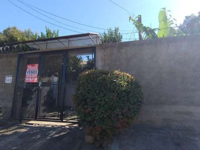 Casa na Lomba do Pinheiro de 2 dormitórios,  sala, cozinha e banheiro social. Na parte da frente possui uma garagem para um carro. Possui mais 2 casas, sendo cada uma com uma peça  Próximo ao Mercado 