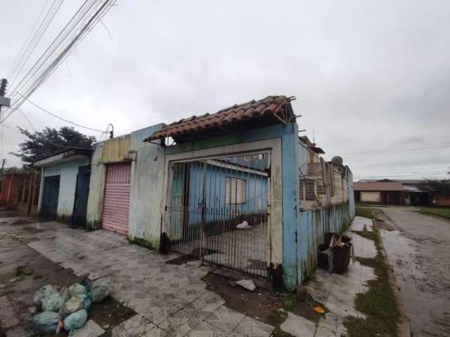 Casa de esquina no bairro Restinga, com 2 dormitórios, amplo living, banheiro social, o outro pavimento conta com mais 2 dormitórios, amplo living, garagem para 3 carros. Ótima localização, agende sua