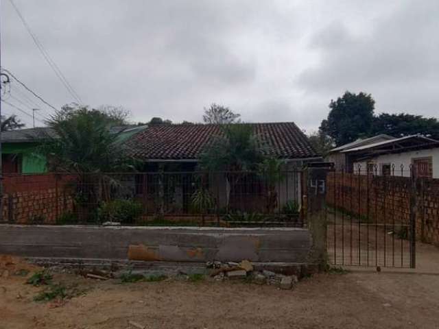 Amplo terreno com 410 m², com uma casa de 2 dormitórios, sala de estar, sala de jantar, cozinha  e banheiro social. Precisa de reformas. Somente a vista.