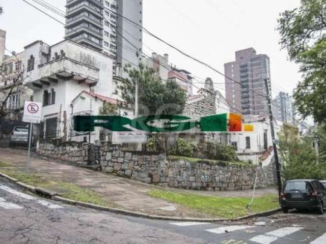 AMPLA casa em localização privilegiada do bairro Rio Branco com 5 dormitórios sendo 2 suítes, living 2 ambientes com terraço, sala de jantar com lareira, copa, estar intimo com bar, 5 banheiros, patio