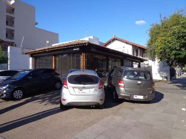 Loja no Bairro Menino Deus, em Porto Alegre/RS. Imediações da Avenida Padre Cacique. Imóvel reformado, possui piso em porcelanato, 03 lavabos, ar condicionado split, portas de ferro automatizadas, esc