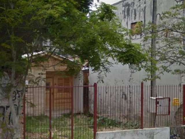 Terreno com 435 m², em excelente localização no bairro Azenha, plano, frente leste.