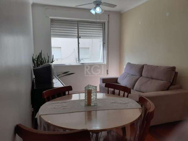 Apartamento  de 1 dormitório no bairro  Centro Histórico, em Porto Alegre/RS.  Living para 2  ambientes, banheiro social, cozinha ,  área de serviço  separada, junker ,  chuveiro a gás, móveis no banh