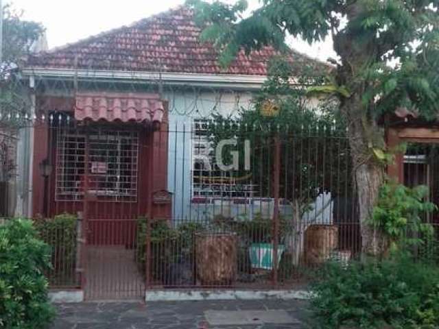 Casa de 2 dormitórios no Partenon. Living 2 ambientes, banheiro social, cozinha ampla, edícula com 2 dormitórios extras, churrasqueira e garagem para 4 carros.  Excelente localização, a poucas quadras