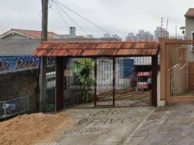 Terreno a venda com 1.800m² contendo um sobrado de madeira com 2 dormitórios sendo 1 suíte com closet, cozinha banheiro social e living 02 ambientes, mais uma casa de alvenaria com 03 dormitórios, ban