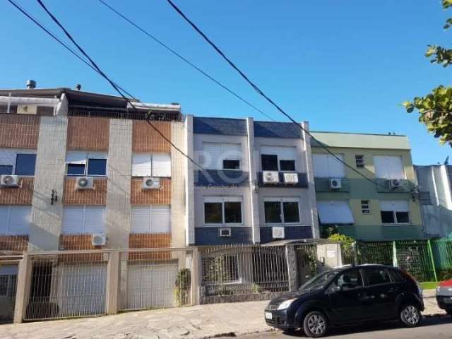 Excelente apartamento JK térreo no bairro Santana com dois pátios, piso frio e split em excelente localização. Proximidades a praça Jayme Telles, mercados e transporte público. &lt;BR&gt;Agende sua vi