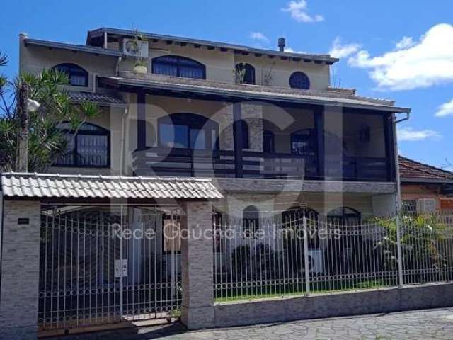 Vende - Linda e Grande casa semi mobiliada com Piscina Aquecida,  terraço, sacadas, suítes com closet, banheiros em mármore,  apartamento  nos fundos do imóvel no bairro Partenon em Porto Alegre,  4 v