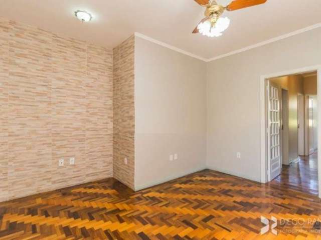 Vende excelente apartamento de frente, 94m2 de área útil, 03 dormitórios amplos com sacada, living dois ambientes, copa/ cozinha, dependência de empregada completa, transformada em lavanderia e depósi