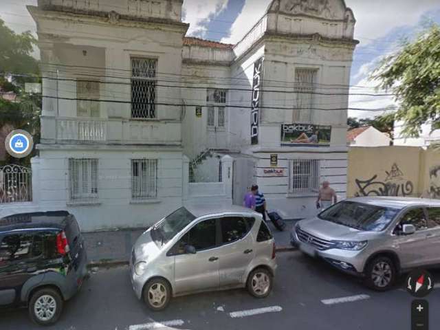 Casa à venda em Porto Alegre, localizada na Avenida Venancio Aires, no bairro Farroupilha. Com área privativa de 928m² e área total de 1100m². Possui 5 dormitórios, 2 banheiros sociais, 4 vagas de gar