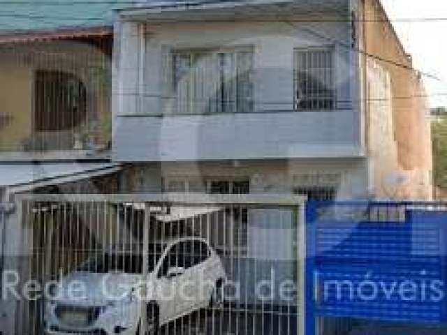 Predial vende casa com 4 dormitórios, copa-cozinha, living para 2 ambientes, sala de estar e sala de jantar, gabinete, dormitório  de casal com sacada de frente para a Joaquim Nabuco. Amplo pátio nos 