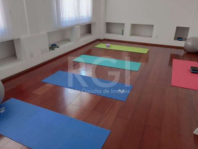 Sala comercial  na Cidade baixa. Excelente sala com amplo espaço e 01 banheiro com ventilação direta, bem arejada com sol da manhã e silenciosa, fica na sala, split, ventiladores de teto e cortinas na