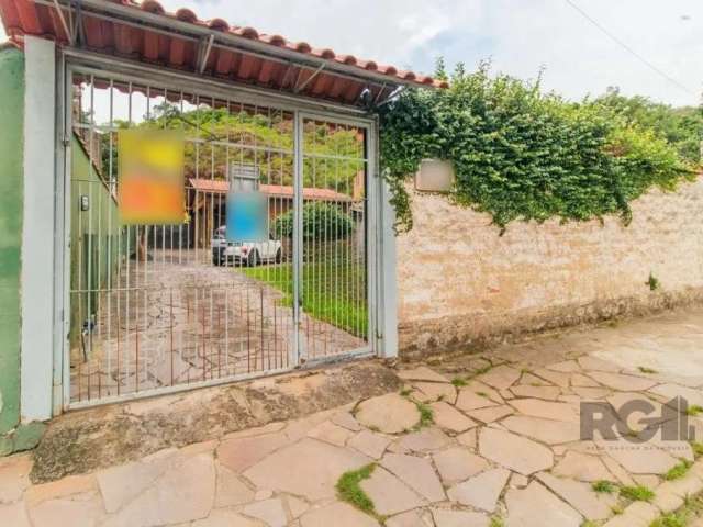 Casa à venda com 3 dormitórios, sala de estar, cozinha, área de serviço separado, 2 banheiros sociais, amplo pátio e conta com 5 vagas de garagem.&lt;BR&gt;Bem localizada estratégica, próxima a grande