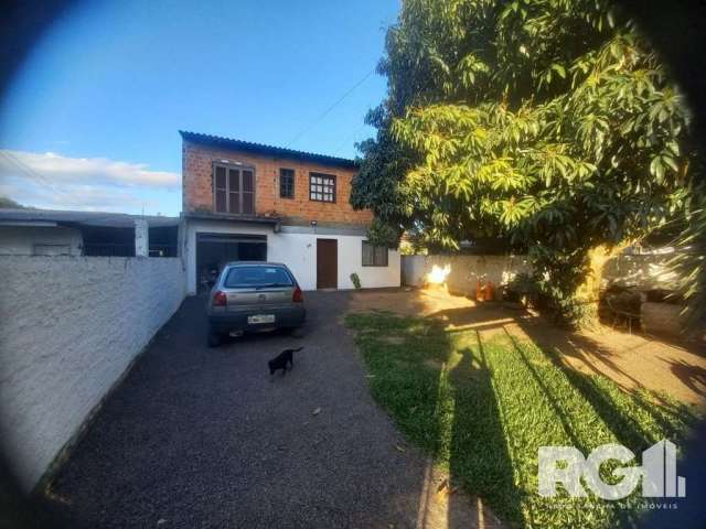 Casa à venda no bairro Lami | Imóvel de dois pavimentos medindo 9x12, com 2 dormitórios, sala de estar e jantar, cozinha ampla com fogão a lenha, 2 banheiros e garagem. Lugar sem risco de alagamento. 