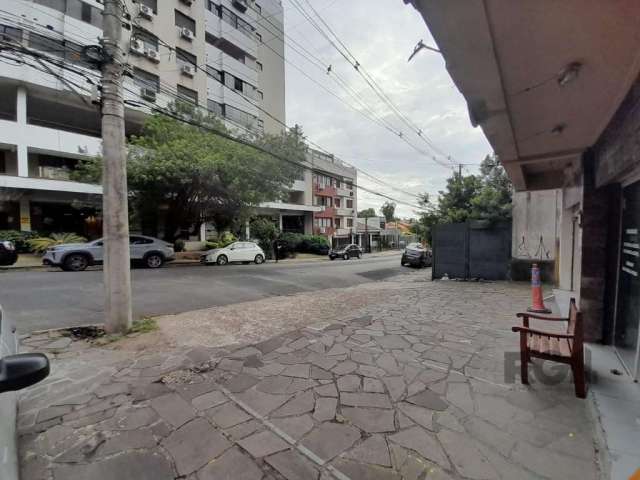 Loja comercial com 34m² no bairro Passo D'Areia.&lt;BR&gt;&lt;BR&gt;Imóvel com piso frio, banheiro social, estacionamento em frente.&lt;BR&gt;&lt;BR&gt;Localizado à poucos minutos do Shopping Bourbon 